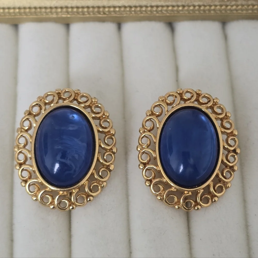 Vintage Trifari Blue Cabochon Earrings Gold Tone Filigree Oval Clip On | 60s 70s - Picture 3 of 7